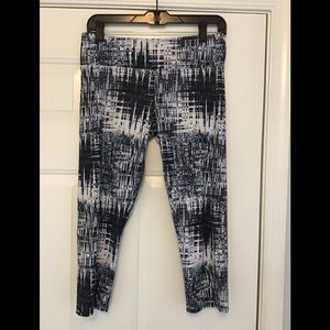 EUC Onzie navy blue and white capri leggings size M/L
